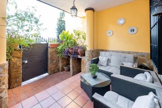 Casa adossada  Calle jose manuel pastor 8. Se vende estupenda casa adosada en jun con 5 dormitorios y 3 bañ