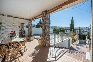 Maison  Calle granada 3. Se vende casa parcialmente amueblada con piscina y garaje en el