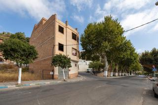 Gebäude  Calle señor de la expiración 64. Se vende gran edificio en construccion con 3 viviendas y 3 coche