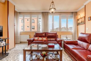 Etagenwohnung in Calle pérez galdós 50. Se vende amplio y luminoso piso de 4 dormitorios junto al parque