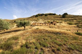 Landgut in Calle emilio aragon 12. Se vende maravilloso paraje natural, a medio camino entre granad