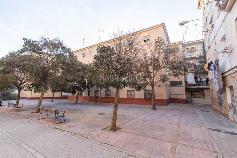 Foto 0a7053a6-a911-4b13-9648-866b3c5c947b. Piso en calle santa adela 3 se vende piso en el barrio zaidin en Granada