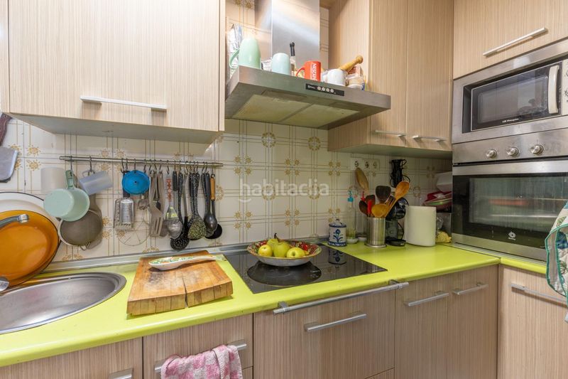Foto 183a9fe3-2495-404b-9a50-0de7fa4b7586. Piso en calle santa adela 3 se vende piso en el barrio zaidin en Granada