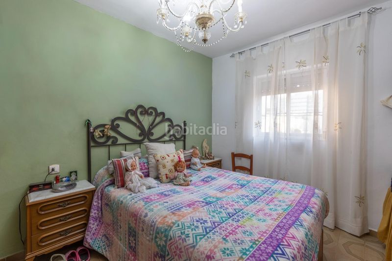 Foto 862cd5e0-205c-4efd-9727-eb2e8a237203. Piso en calle santa adela 3 se vende piso en el barrio zaidin en Granada