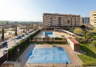 Pis a Calle mecina bombarón 7. Se vende magnifico piso en urbanizacion con jardines y piscina a