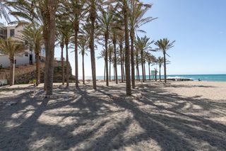 Appartamento in Calle duque de rivas 15. Se vende piso con cochera en torrenueva_playa la joya_granada