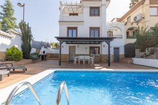 Doppelhaus in Calle granada 10. Se vende impresionante chalet pareado en el corazón de la zubia_