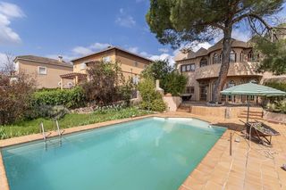 Chalet  Avenida monteluz 1. Se vende espectacular casa independiente con piscina y grandes v