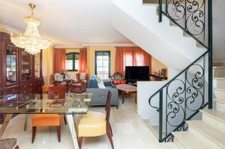 Casa adossada a Cuesta del pino 65. Se vende maravillosa y amplia casa adosada en urbanizacion la be