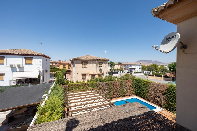 Foto 567fd618-96c8-4749-af2f-ad0078040c42. Casa aparellada a calle cisne 20 a Belicena Vegas del Genil
