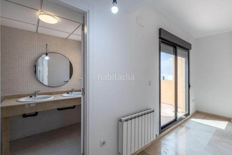 Foto f086c8a0-94e1-4b66-828f-767a4ca53d56. Casa adossada a calle majuelo 29 a Albolote