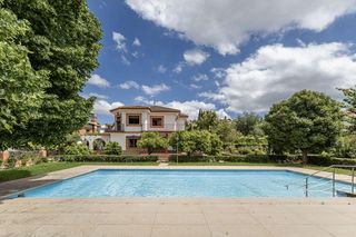 Chalet en Calle albaricoque 1. Se vende espectacular villa de estilo tradicional andaluz en hue