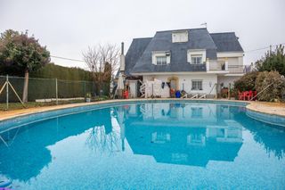 Chalet  Calle caniles 36. Se vende amplio chalet con piscina propia y jardin y garaje en b