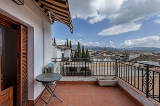 Pis a Calle pavaneras 23. Se vende encantador atico en el centro de granada