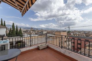 Piso en Calle pavaneras 23. Se vende encantador atico en el centro de granada