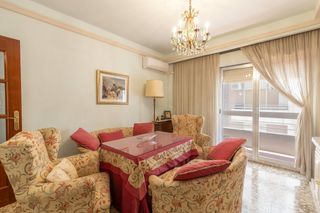 Pis a Calle luis braille 22. Se vende amplia vivienda en pleno centro de granada con cochera