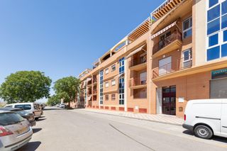 Flat in Avenida madrid 12. Se vende piso a pocos metros de la parada de metro juncaril_gran