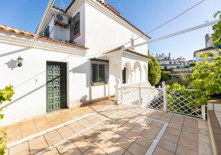 Casa aparellada a Calle mimbres 7. Se vende magnifica vivienda unifamiliar con la piscina privada e
