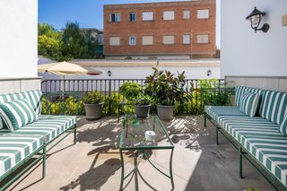 Chalet  Calle gaona 2. ??se vende chalet de lujo en granada – elegancia, espacio y excl