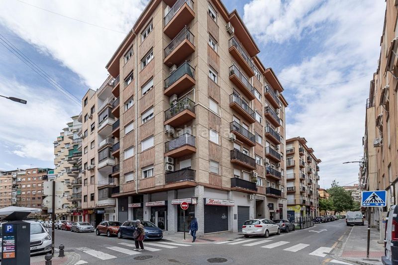Foto ee34d5d9-c0bd-4edf-80a5-5ab011aa65fa. Piso en calle marqués de mondéjar 7 se vende amplio piso en ultima planta en el corazon _zona alhamar en Granada