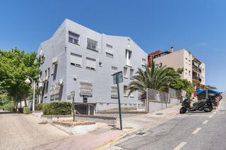Pis a Calle cerro de los machos 13. Se vende amplio piso con garaje junto serrallo_granada