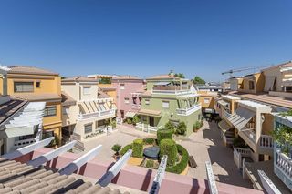 Casa adossada a Calle santo sepulcro de la quinta 25. Se vende casa adosada en el centro de granada