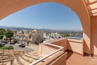Reihenhaus in Calle mirador de la solana 33. Se vende casa adosada con terraza, patio y trastero en huetor ve