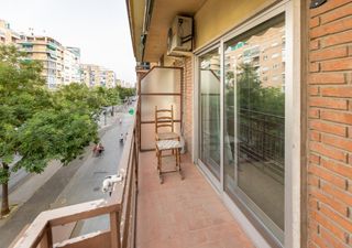 Flat in Calle infanta beatriz 26. Se vende gran y luminoso piso con balcon en granada centro