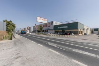 Nave industrial en Carretera pinos puente 23. Se vende amplia nave industrial en atarfe con excelente visibili