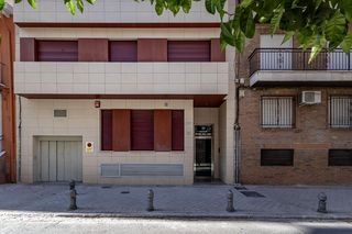 Attico in Calle marqués de mondéjar 12. Se vende ático dúplex junto alhamar con 2 garajes y 2 trasteros