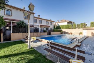 Casa a Calle las cruces 59. Se vende casa familiar con piscina comunitaria y garaje privado