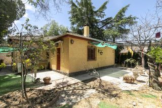 Xalet  Calle trajano 24. Se vende chalet independiente con gran potencial de edificación
