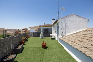 Casa in Calle islas 1. ¡se vende espectacular chalet adosada en el corazón de fuente va