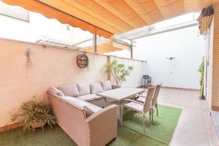 Reihenhaus in Calle espinela 18. Se vende casa pareada con terraza y garaje en la urbanizacion la