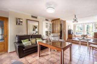 Casa adossada a Calle torre de la pólvora 45. Se vende una casa con encanto en palacio de deportes_granada