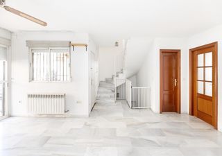 Casa a schiera in Calle violeta 51. ?? se vende amplio adosado con patio, terraza y garaje  en armil