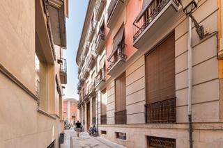 Locale commerciale in Calle colcha 8. Se vende local en venta junto plaza isabel la católica