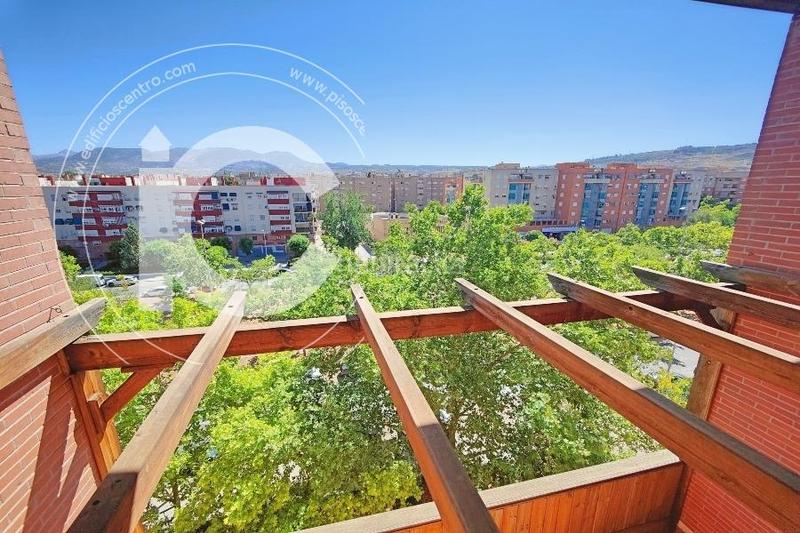Foto 2c204057-4118-4e9e-8564-bd2e42f436af. Rent penthouse with parking in Joaquina Eguaras Granada