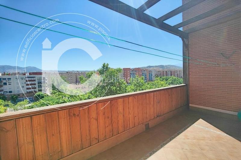 Foto 4c15bb9e-a293-431c-bf4e-67053a07965d. Rent penthouse with parking in Joaquina Eguaras Granada