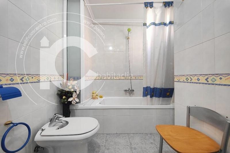 Foto 6044458a-57ab-457c-b13e-dd11eddf3a96. Rent penthouse with parking in Joaquina Eguaras Granada