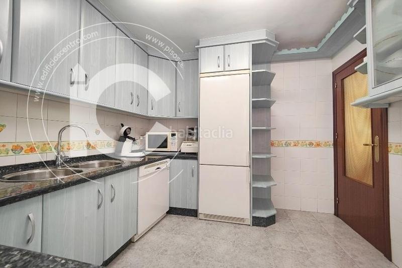 Foto 9a706af3-f9a6-4478-b787-847c2a8f1a88. Rent penthouse with parking in Joaquina Eguaras Granada