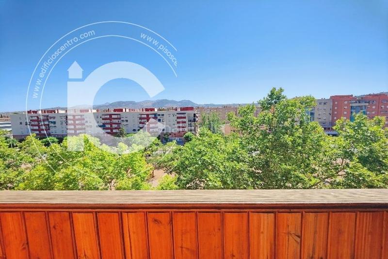 Foto eaca7d74-f4cd-4190-beca-8fe32f53ec96. Rent penthouse with parking in Joaquina Eguaras Granada