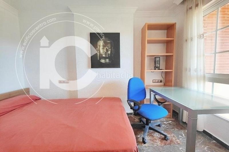 Foto eb432ff4-2f47-4bc9-b255-eb16f18f834b. Rent penthouse with parking in Joaquina Eguaras Granada