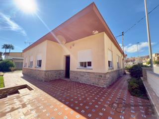 Xalet  N/a. Chalet a reformar en esquina con jardn