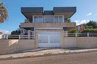 Chalet in Carrer de sagitari 3. Casa icónica de estilo brutalista en bahía azul: diseño único de