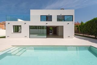 Xalet a Carrer de l'ossa major 1. Chalet unifamiliar de obra nueva con piscina en baha grande, ma