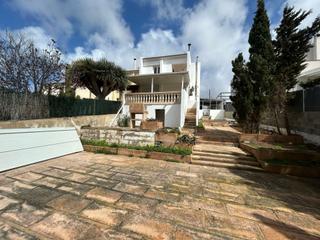 Towny house in Carrer de cassiopea 23. Chalet pareado en bahía azul.