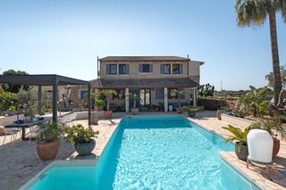 Country house in Llucmajor Interior. Finca renovada con piscina en galdent, llucmajor.