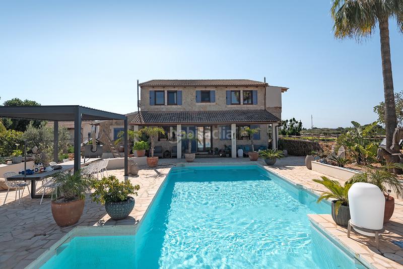 Foto 6e75bd22-b1b6-4f3f-a9e3-64c2e21626f8. Casale con camino riscaldamento parcheggio piscina in Llucmajor