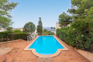 Casa aparellada a Passeig dames 34a. Tu refugio junto al mar en cala blava: una inversin con vistas